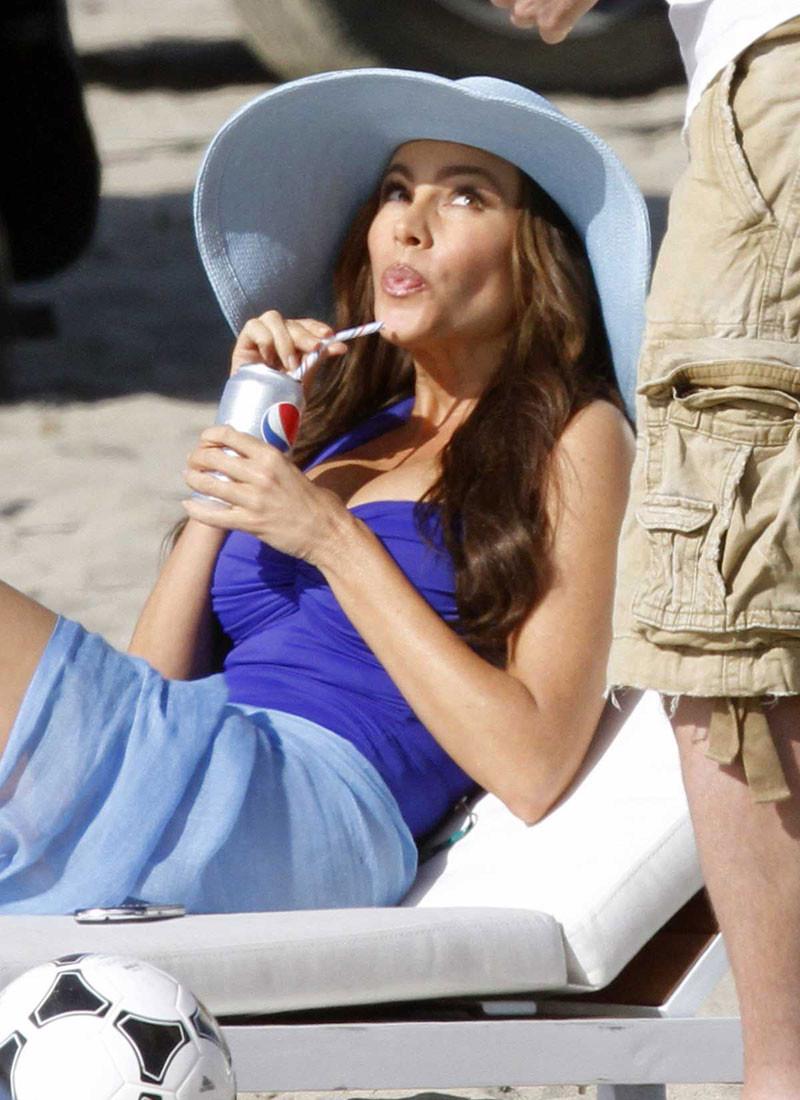 16P Sofia Vergara huge cleavage and perfect nude ass