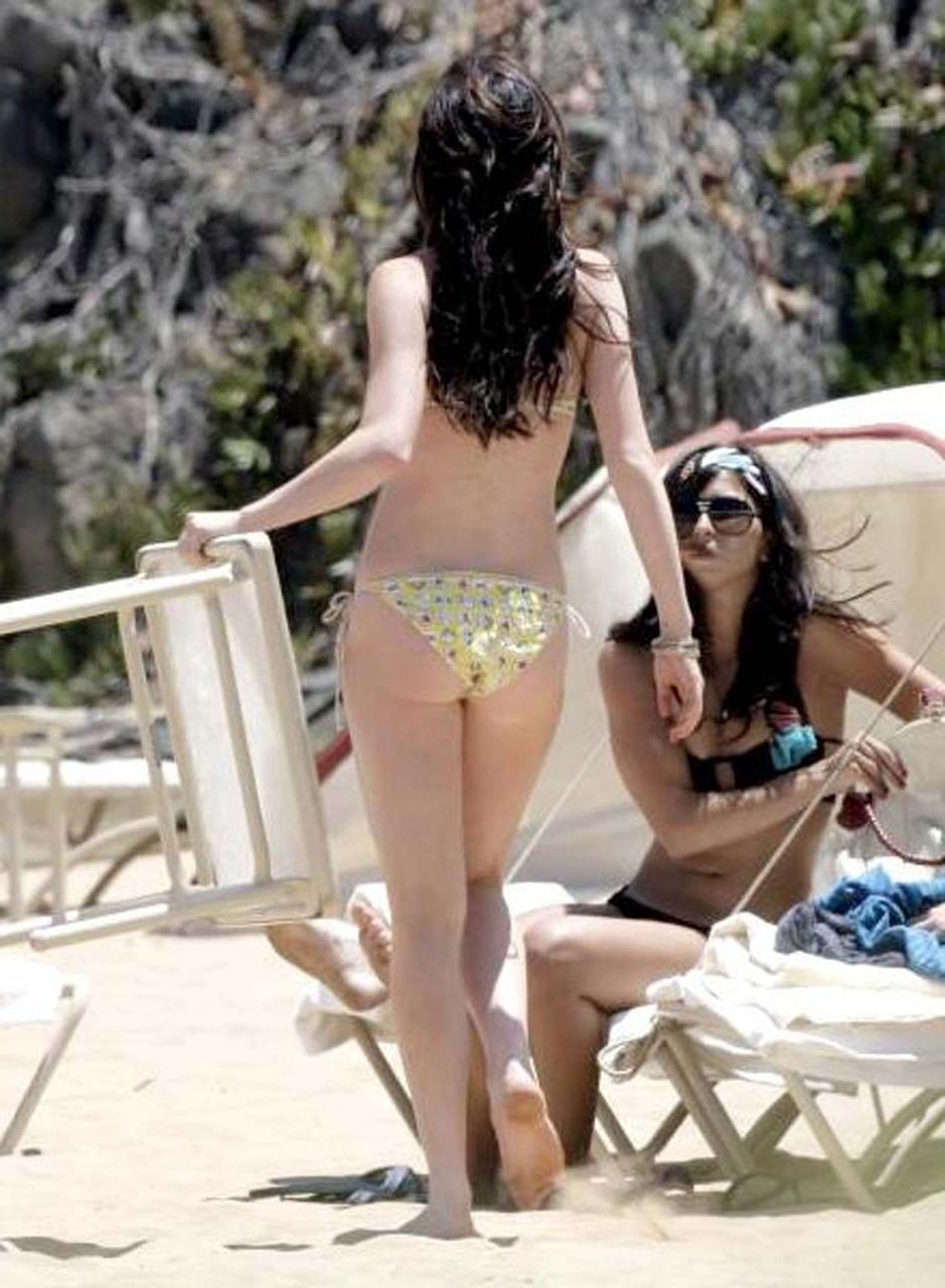 16P Lindsay Lohan very sexy upskirt and huge boobs paparazzi photos