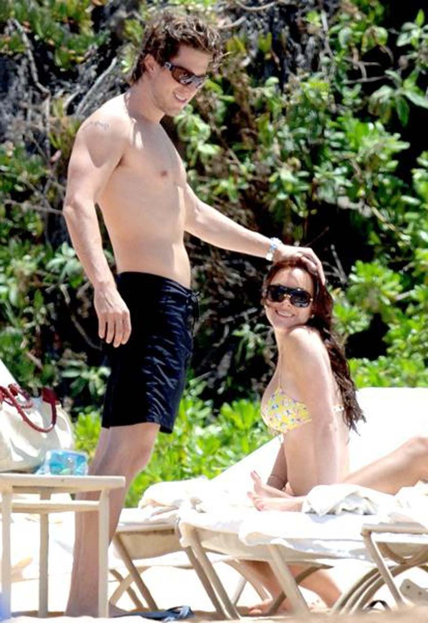 16P Lindsay Lohan very sexy upskirt and huge boobs paparazzi photos
