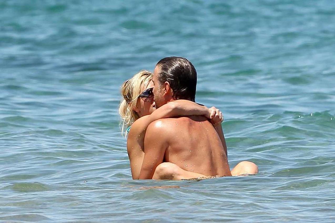 16P Britney Spears exposing her ass in short dress