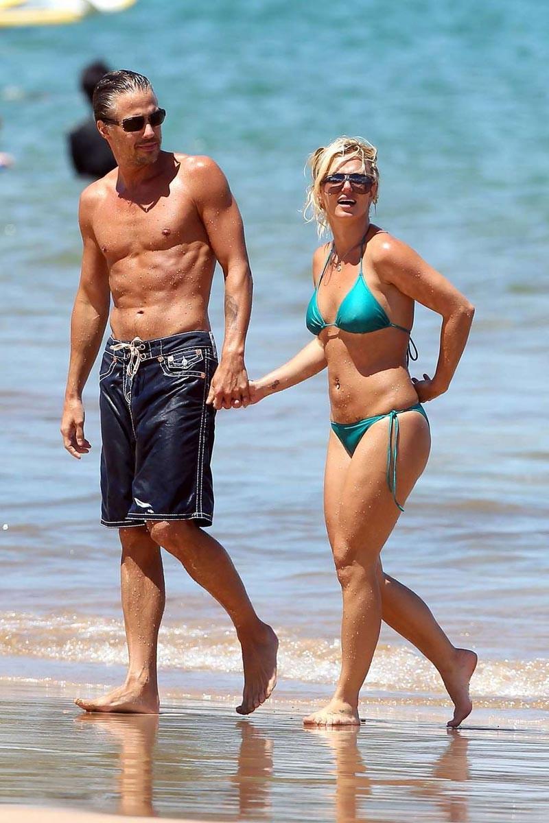 16P Britney Spears exposing her ass in short dress
