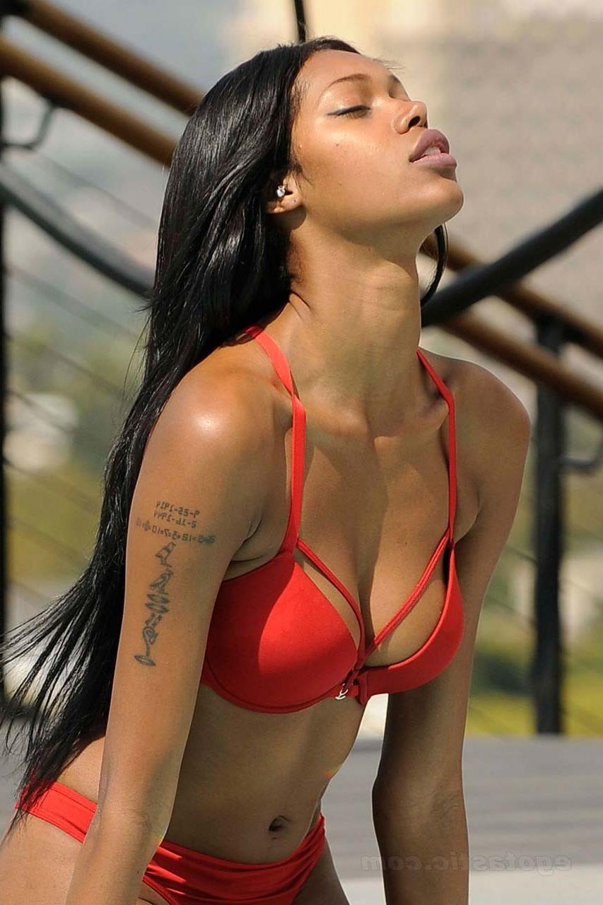 16P Jessica White exposing her great body and nice ass in red bikini thong paparazzi