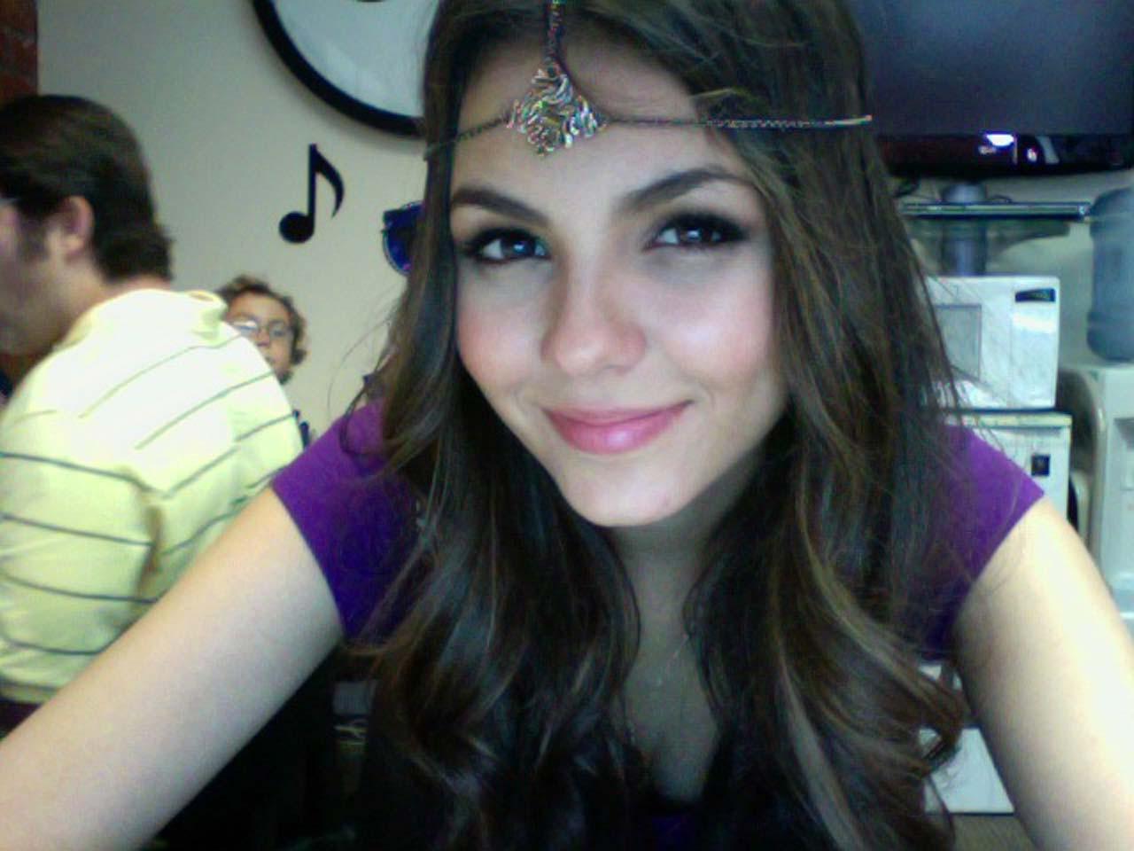 16P Victoria Justice looking fucking hot and sexy on her private photos
