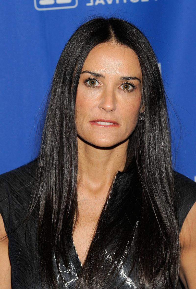 16P Demi Moore showing her gorgeous naked tits