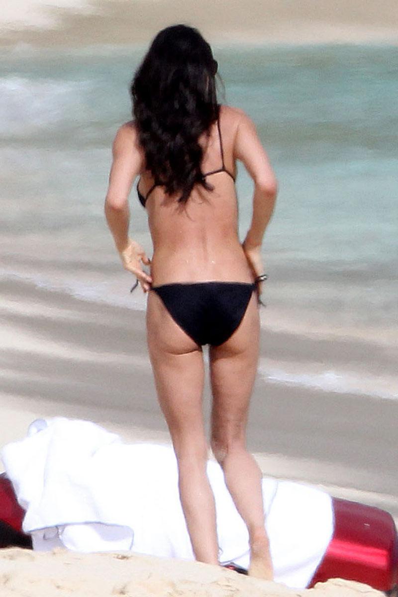 16P Demi Moore showing her gorgeous naked tits