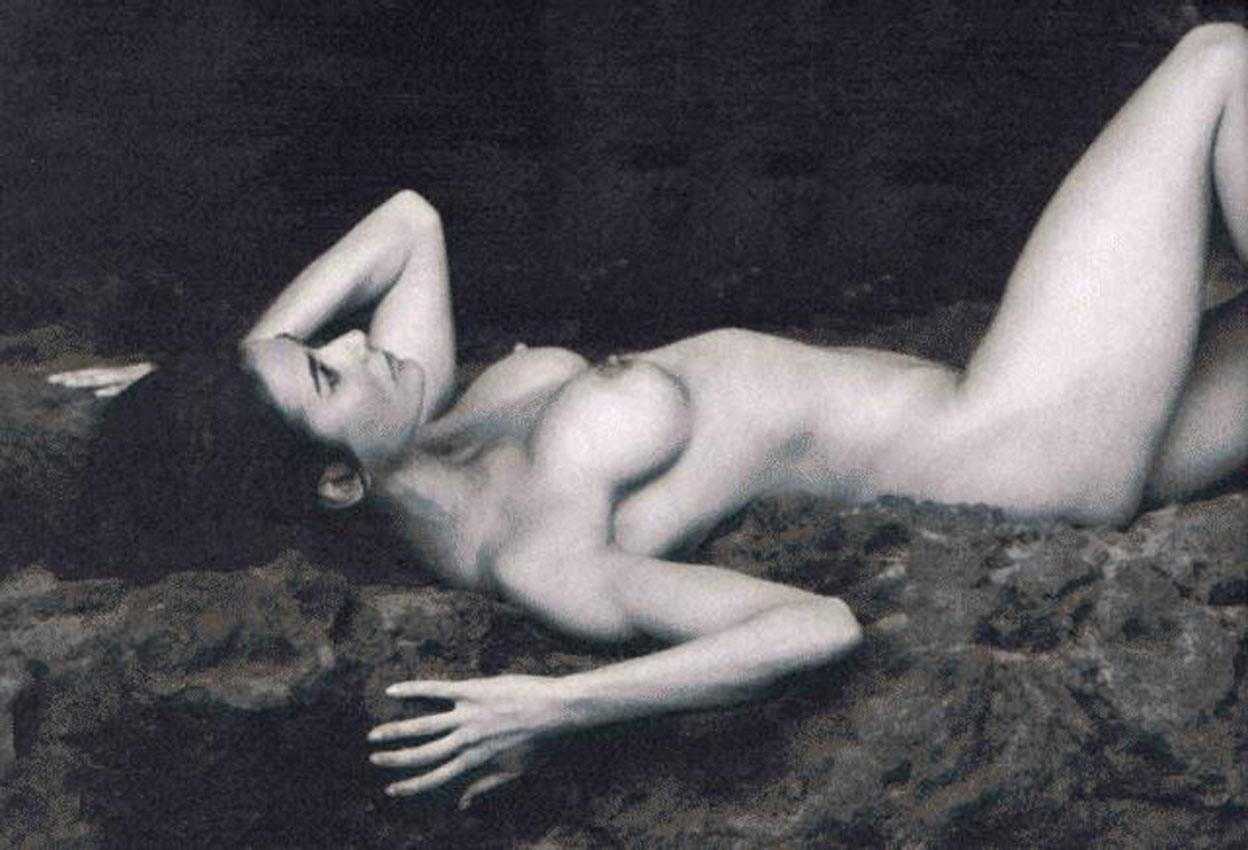 16P Demi Moore showing her gorgeous naked tits
