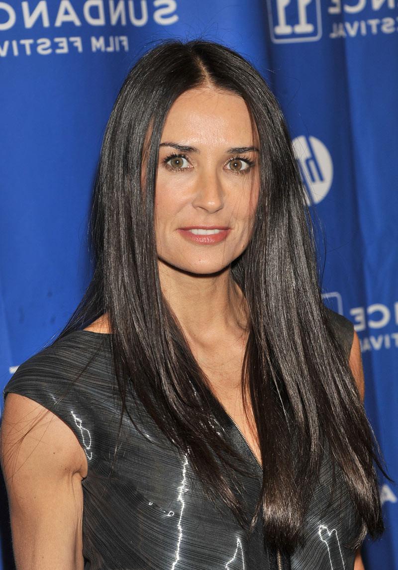 16P Demi Moore showing her gorgeous naked tits