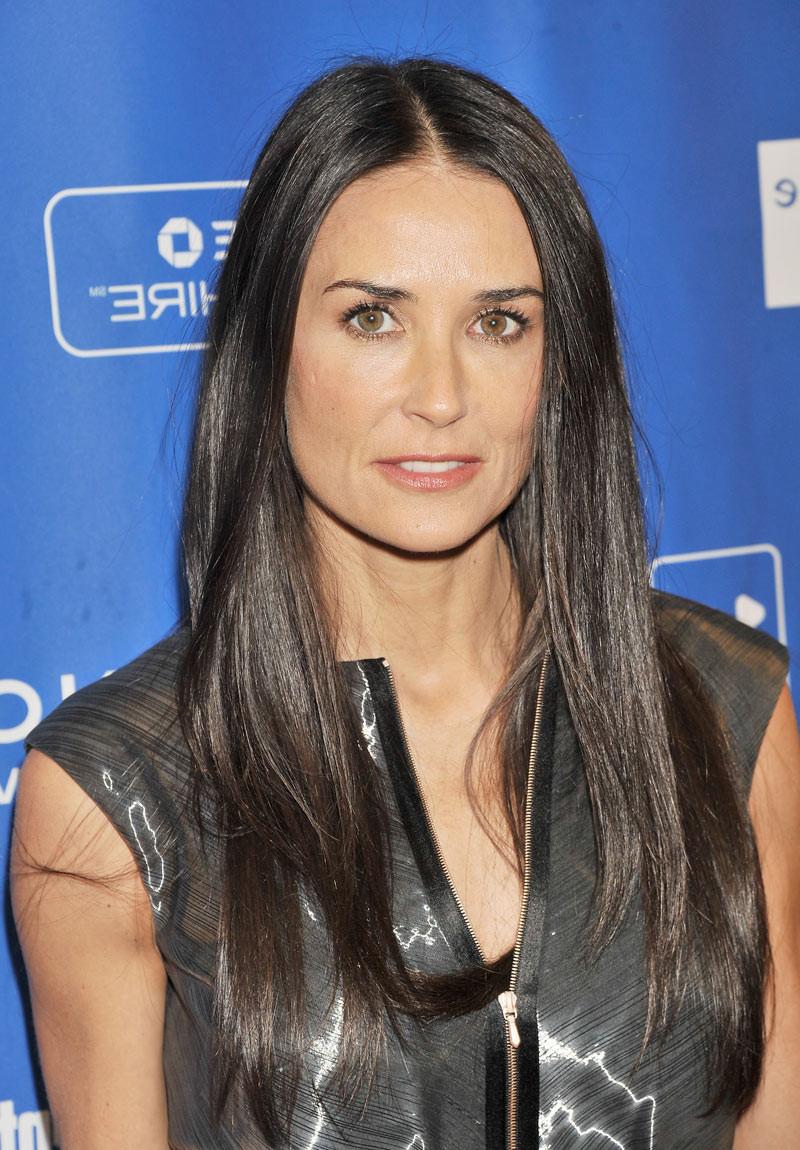 16P Demi Moore showing her gorgeous naked tits