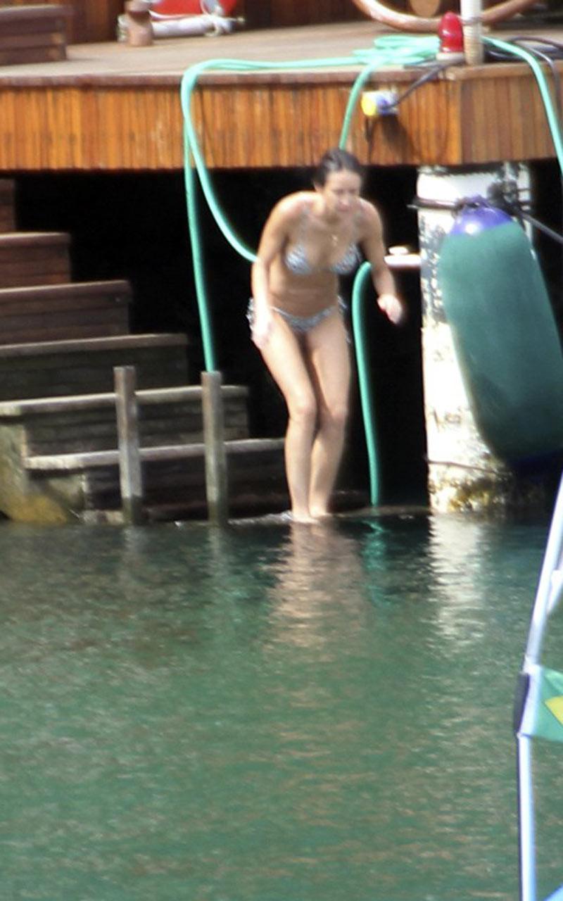 16P Demi Moore showing her gorgeous naked tits
