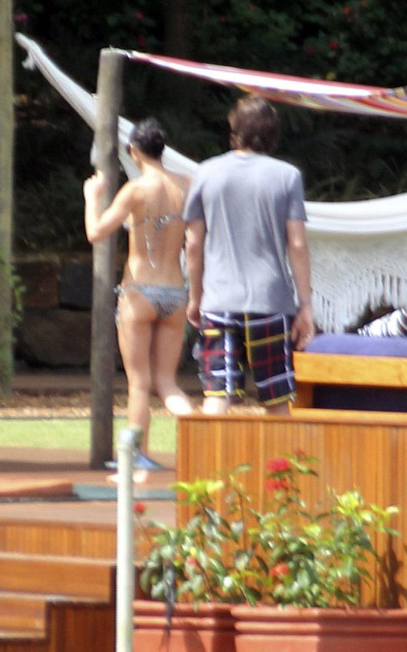 16P Demi Moore showing her gorgeous naked tits