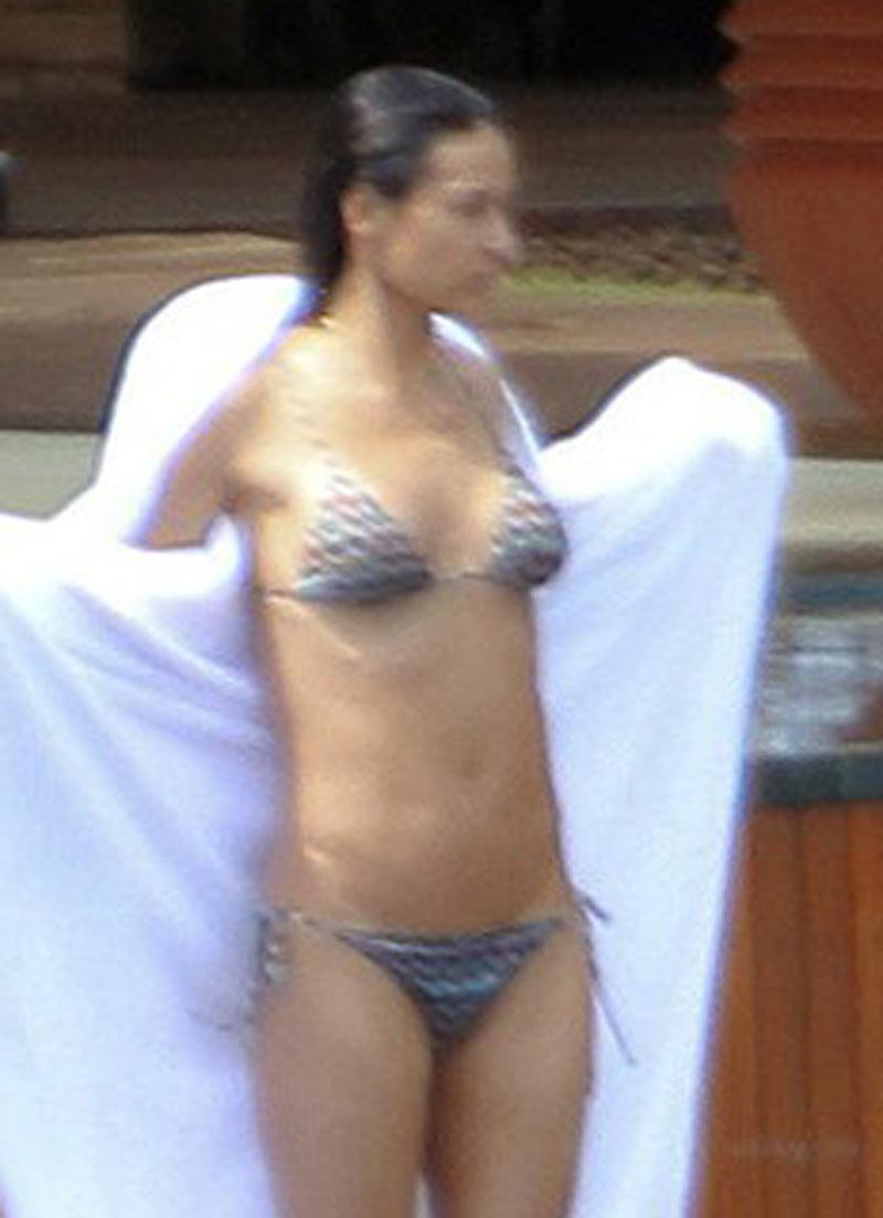 16P Demi Moore showing her gorgeous naked tits