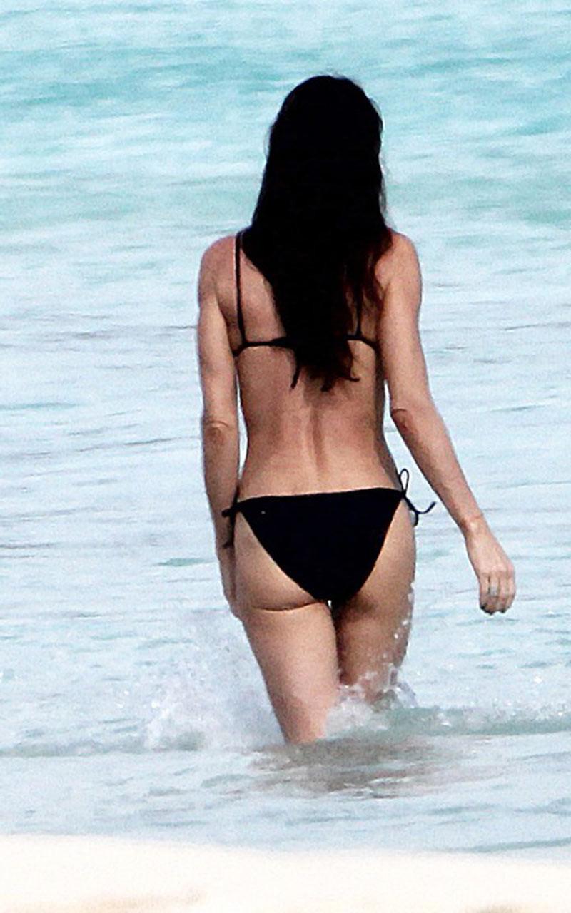 16P Demi Moore showing her gorgeous naked tits