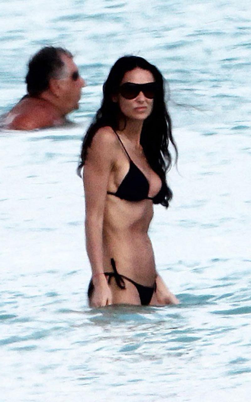 16P Demi Moore showing her gorgeous naked tits