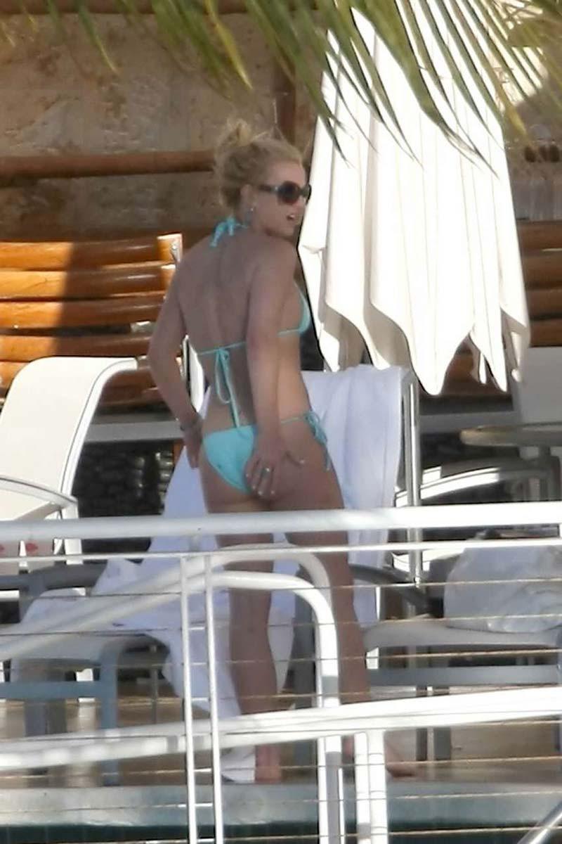 16P Britney Spears upskirt of her famous pussy