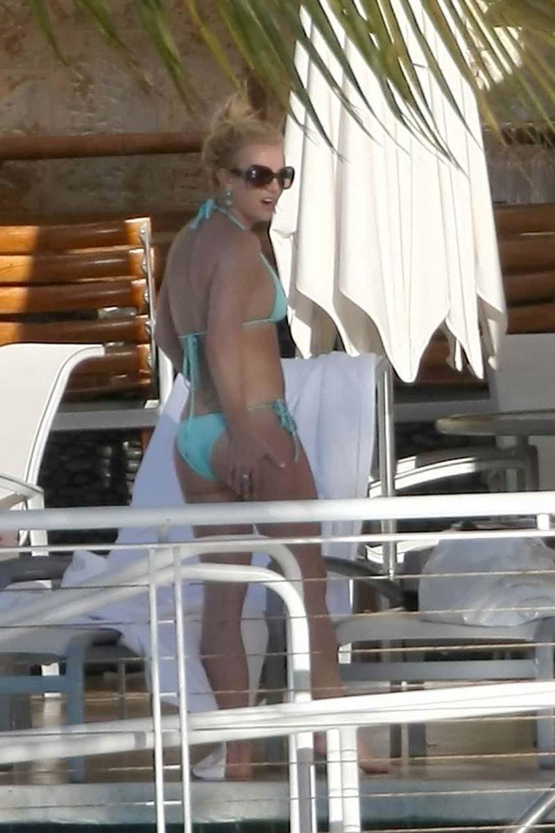 16P Britney Spears upskirt of her famous pussy