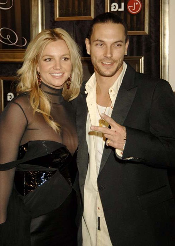 16P Britney Spears upskirt of her famous pussy