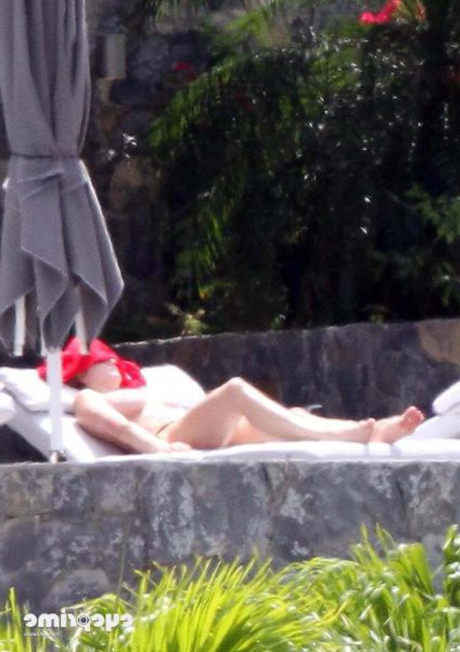 16P Stepanie Seymour sunbathing in topless sexy paparazzi photos