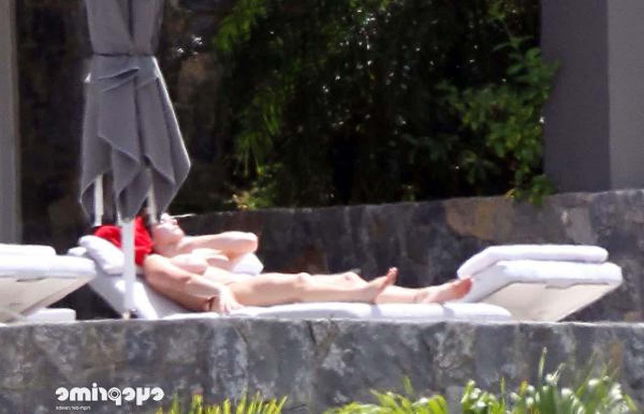 16P Stepanie Seymour sunbathing in topless sexy paparazzi photos