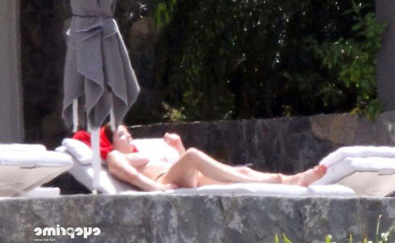 16P Stepanie Seymour sunbathing in topless sexy paparazzi photos