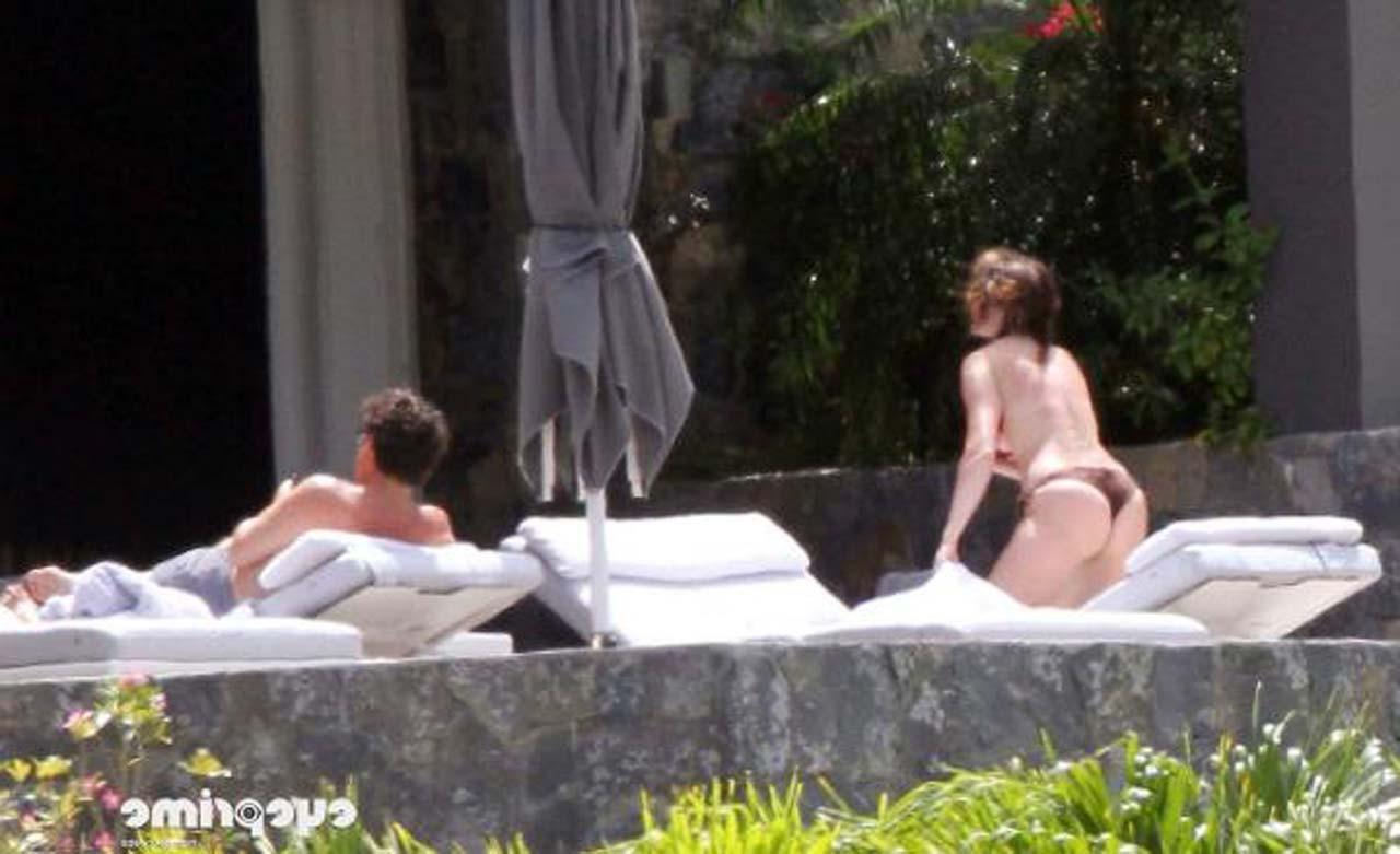 16P Stepanie Seymour sunbathing in topless sexy paparazzi photos