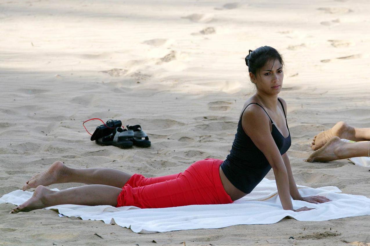 16P Nicole Scherzinger doing yoga on the beach
