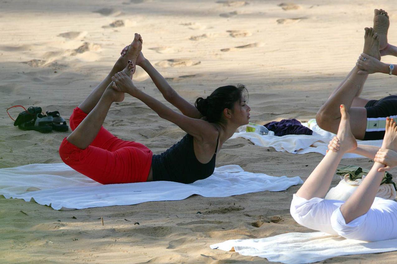 16P Nicole Scherzinger doing yoga on the beach