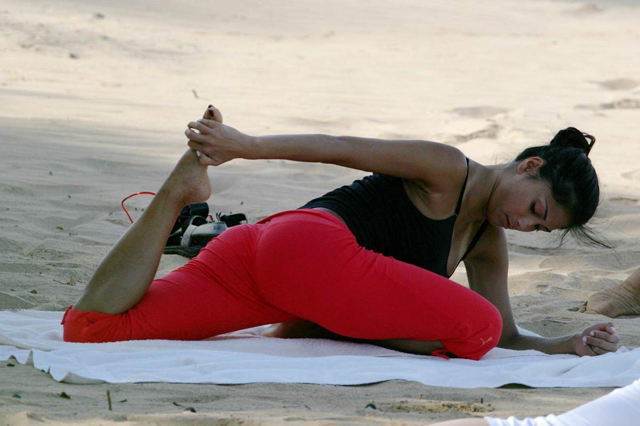 16P Nicole Scherzinger doing yoga on the beach