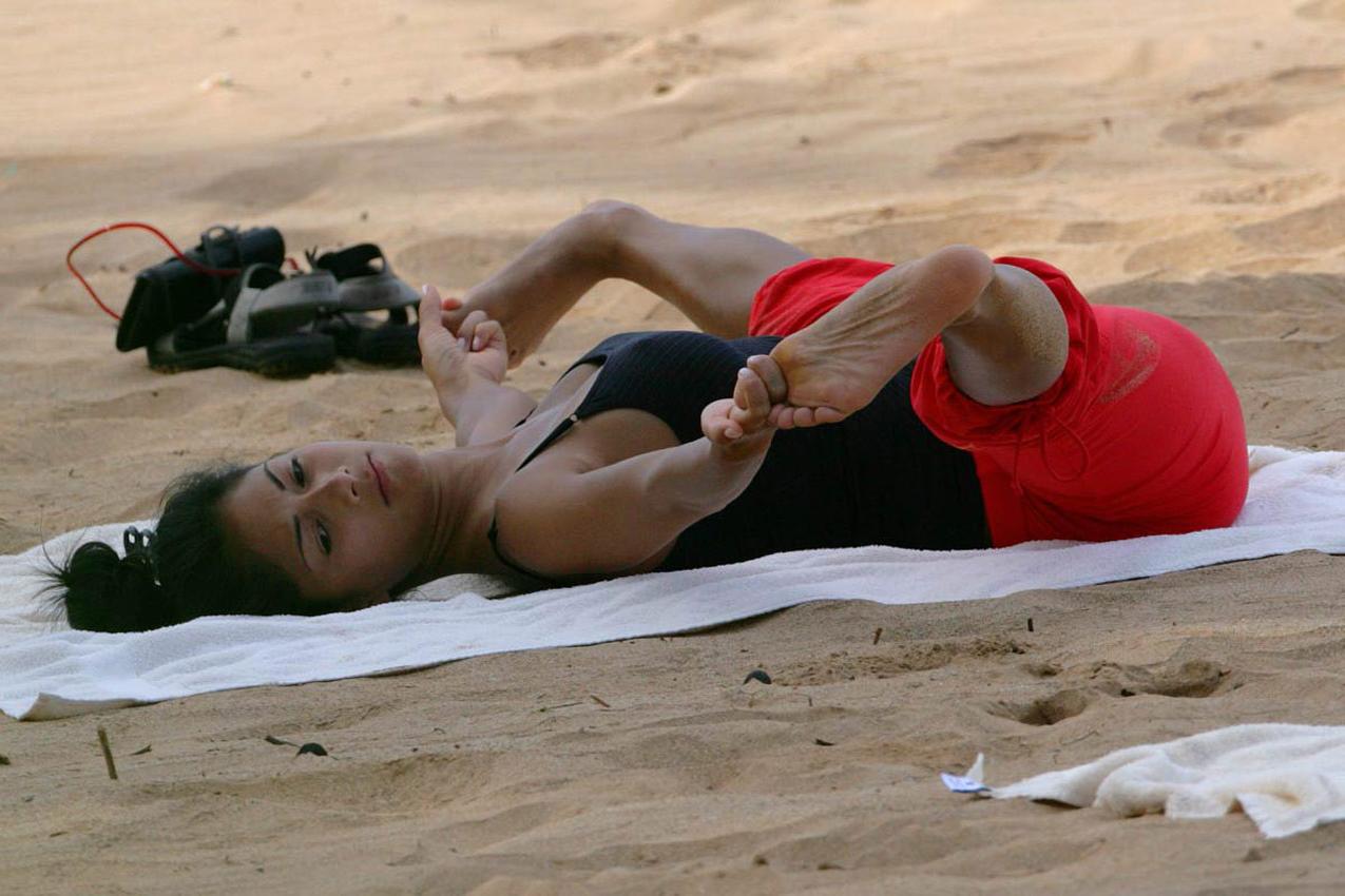 16P Nicole Scherzinger doing yoga on the beach