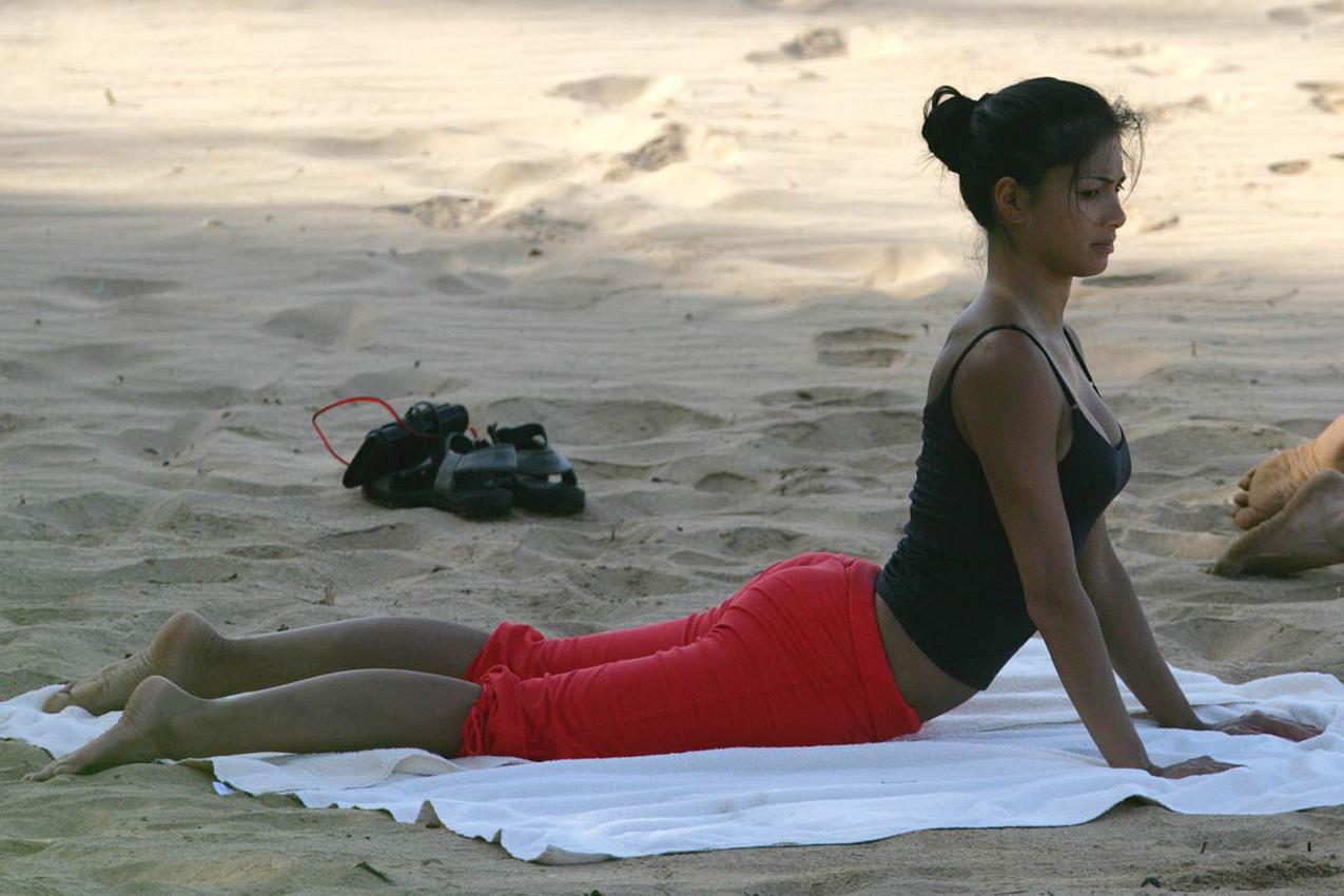 16P Nicole Scherzinger doing yoga on the beach