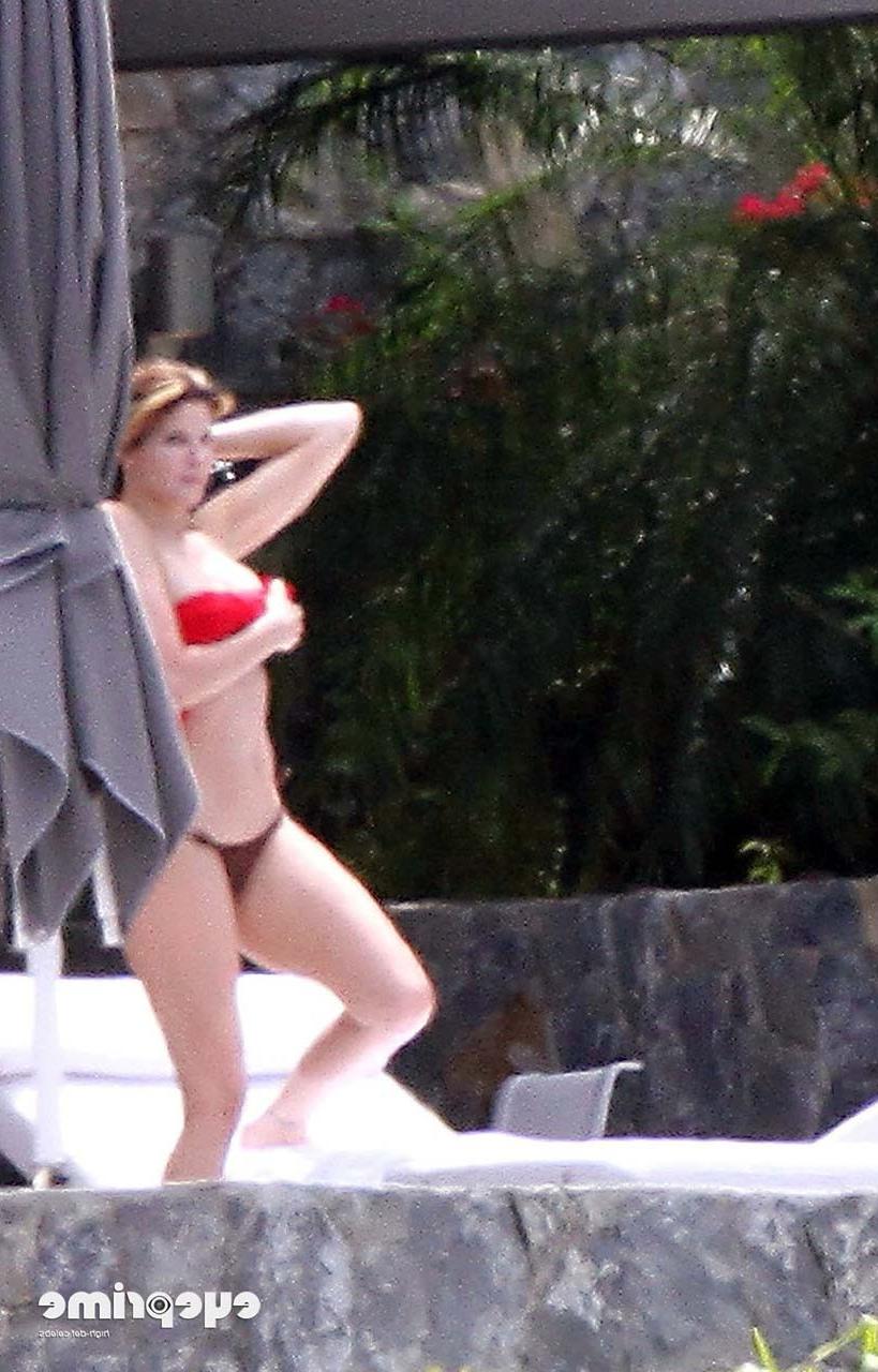 16P Stephanie Seymour exposing her nice big boobs while sunbathing and in yellow see