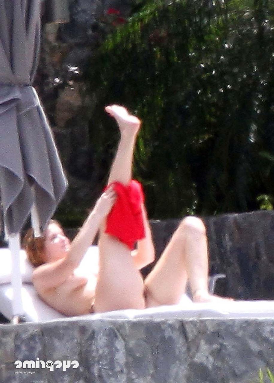 16P Stephanie Seymour exposing her nice big boobs while sunbathing and in yellow see