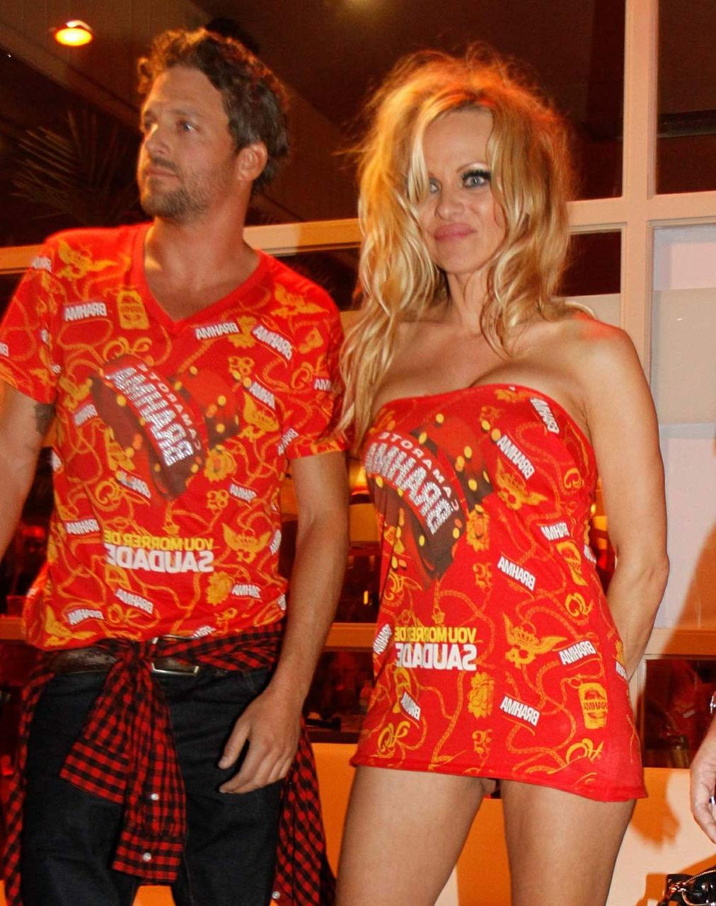 16P Pamela Anderson showing her wonderfull legs in mini skirt paparazzi pictures