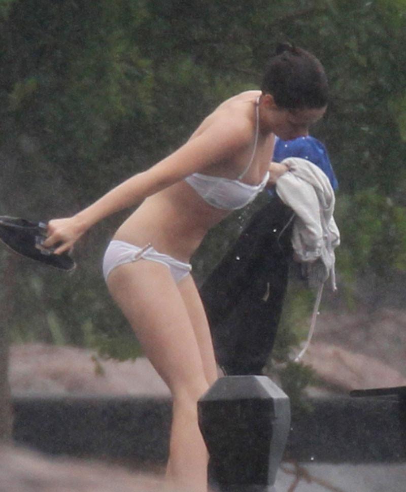16P Kristen Stewart showing her juicy nude ass