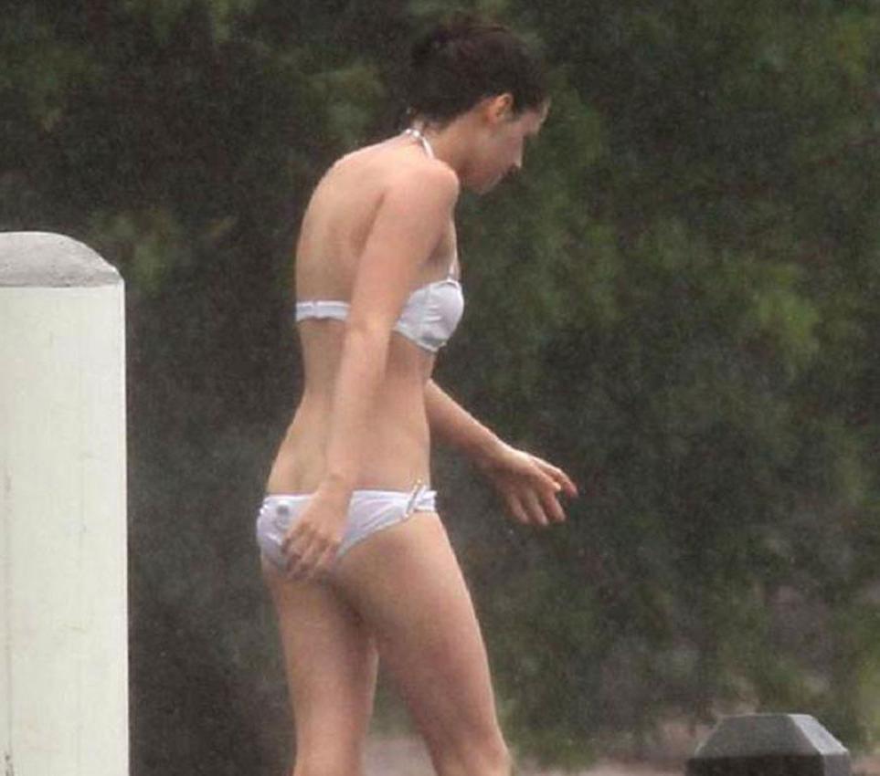 16P Kristen Stewart showing her juicy nude ass