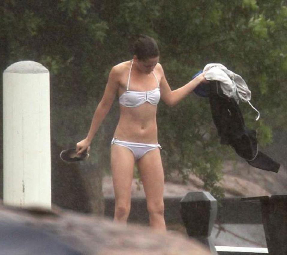 16P Kristen Stewart showing her juicy nude ass