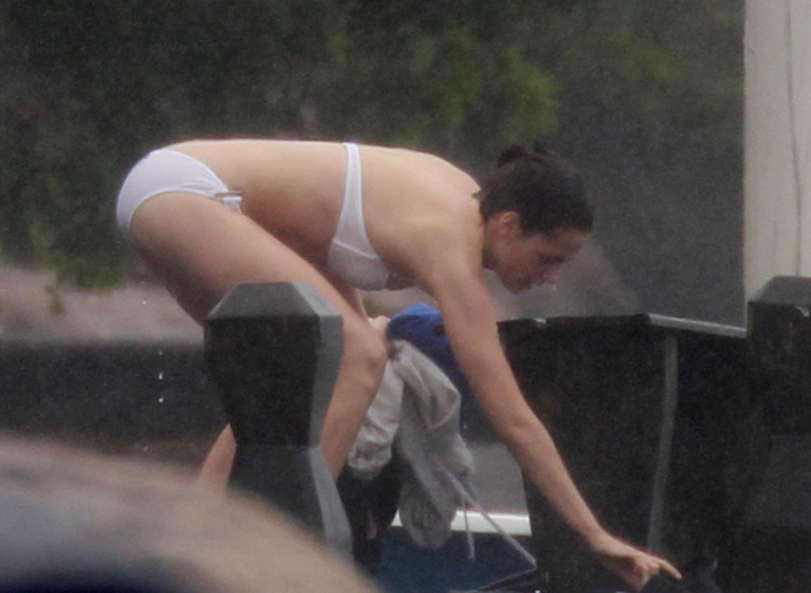 16P Kristen Stewart showing her juicy nude ass