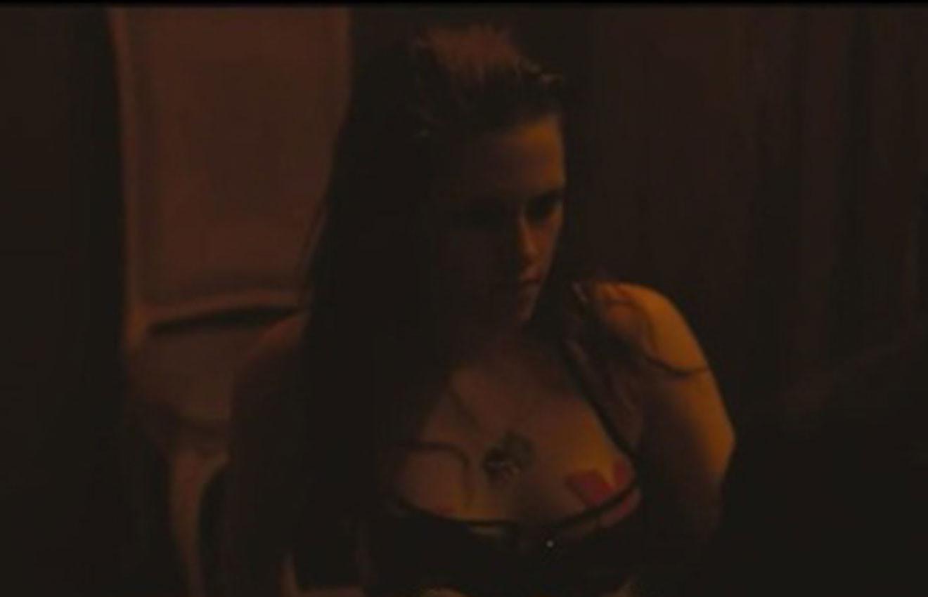 16P Kristen Stewart showing her juicy nude ass