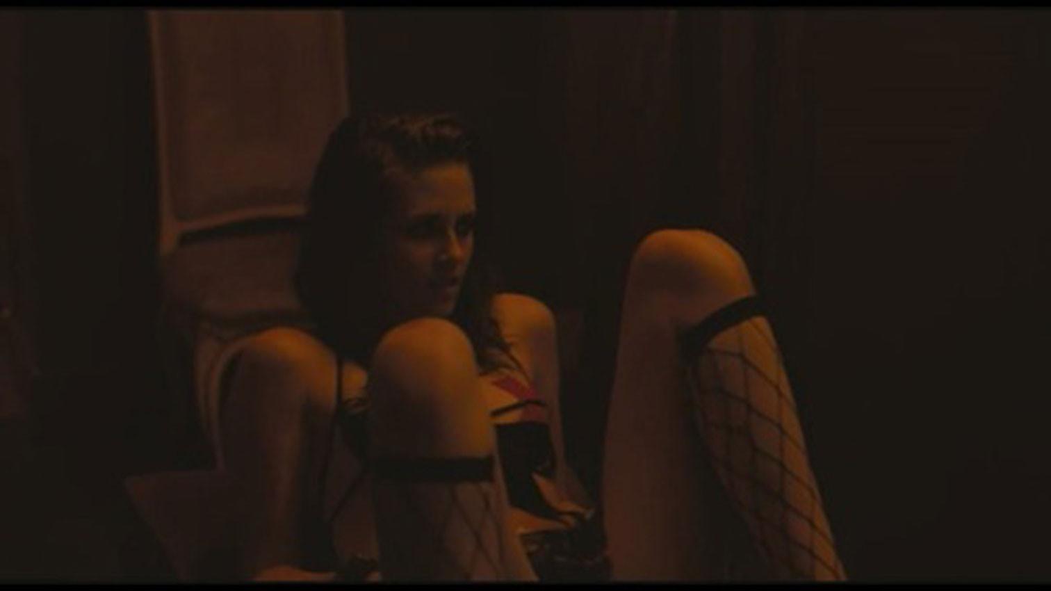 16P Kristen Stewart showing her juicy nude ass