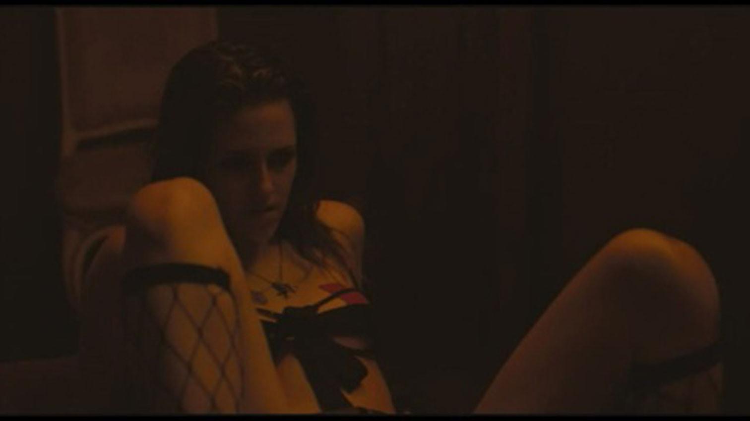 16P Kristen Stewart showing her juicy nude ass