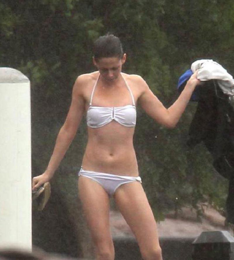 16P Kristen Stewart showing her juicy nude ass
