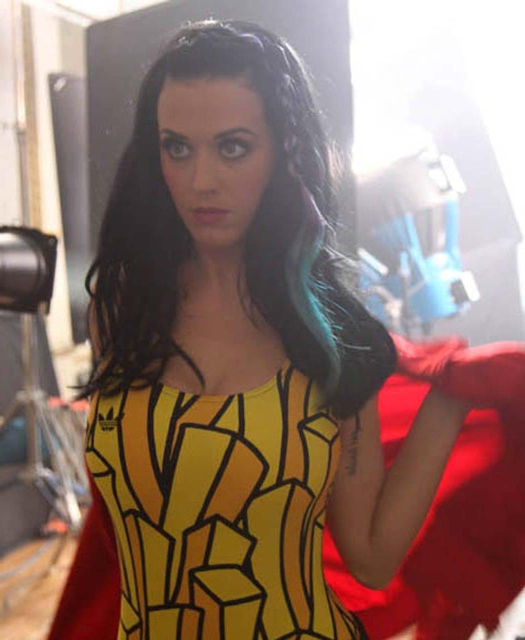 16P Katy Perry exposing fucking sexy body and awesome boobs