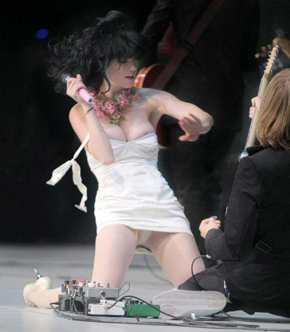 16P Katy Perry exposing fucking sexy body and awesome boobs