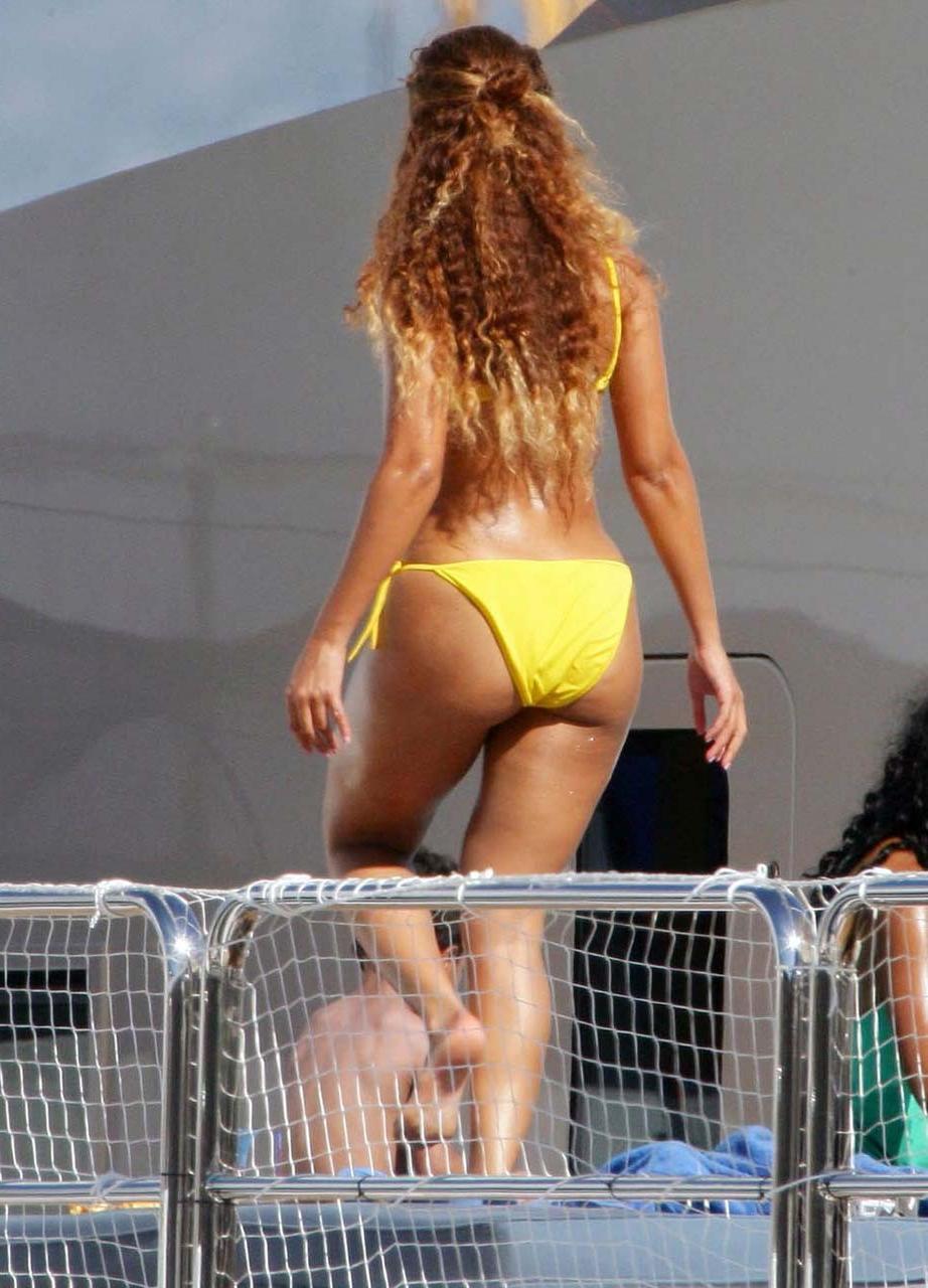16P Beyonce Knowles exposing sexy body and hot ass in bikini on pool