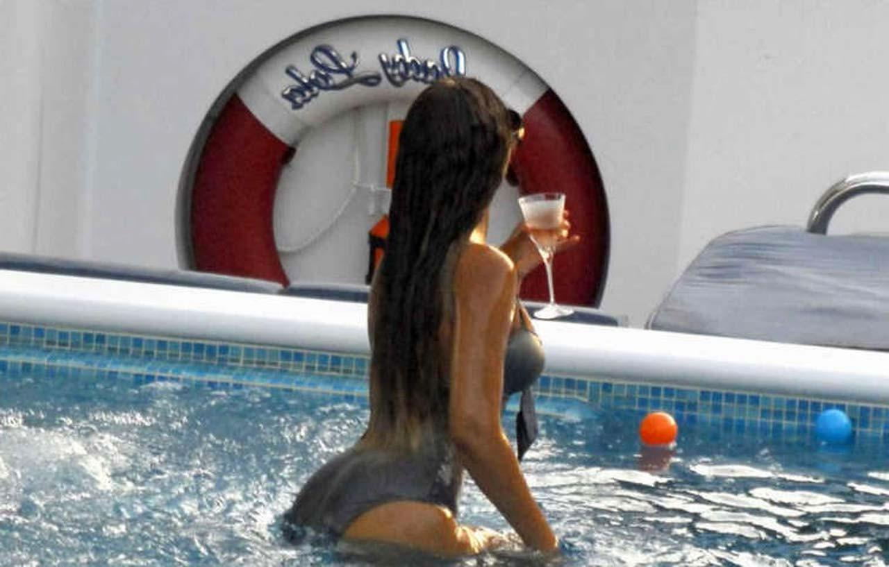 16P Beyonce Knowles exposing sexy body and hot ass in bikini on pool