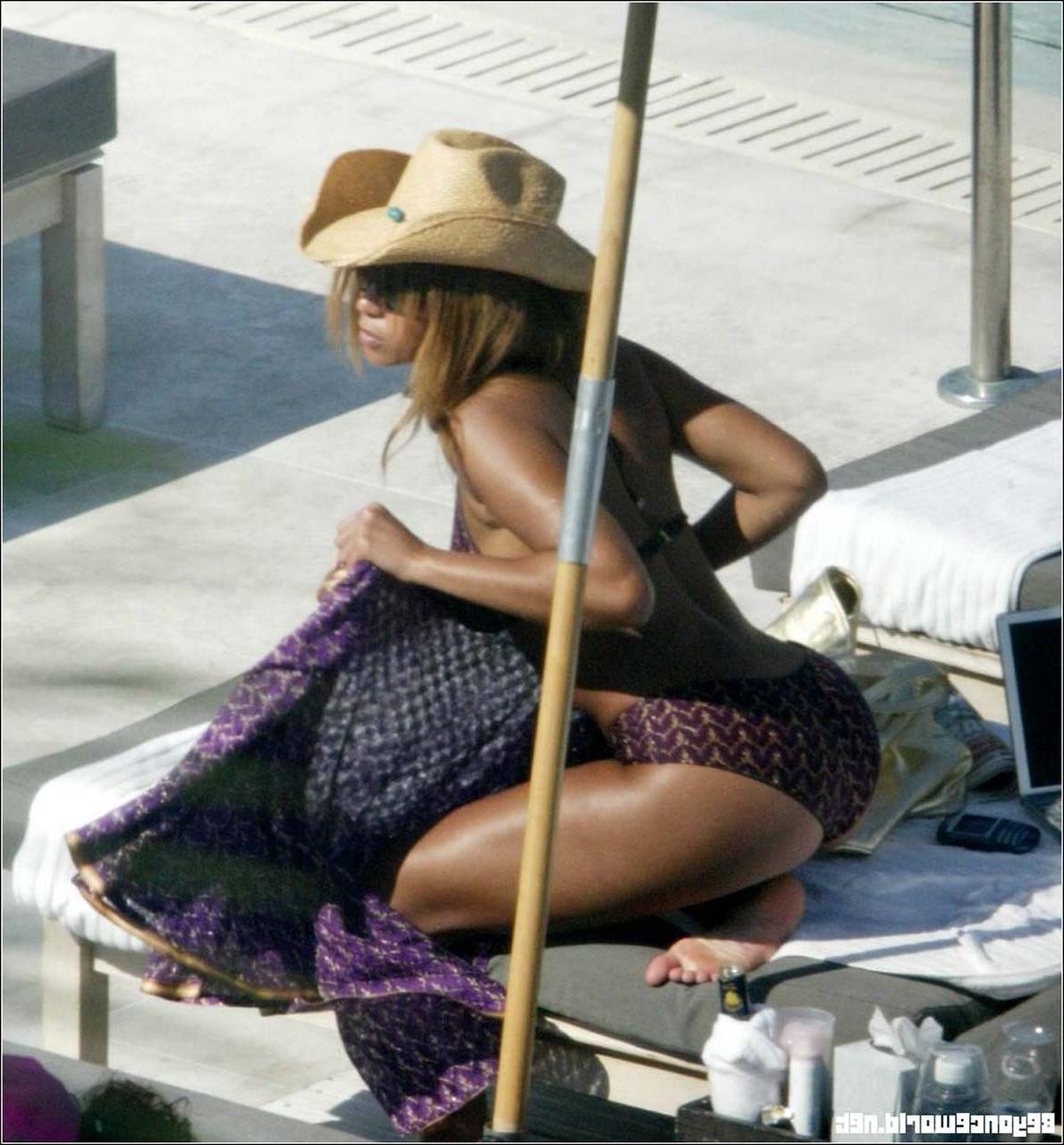 16P Beyonce Knowles exposing sexy body and hot ass in bikini on pool