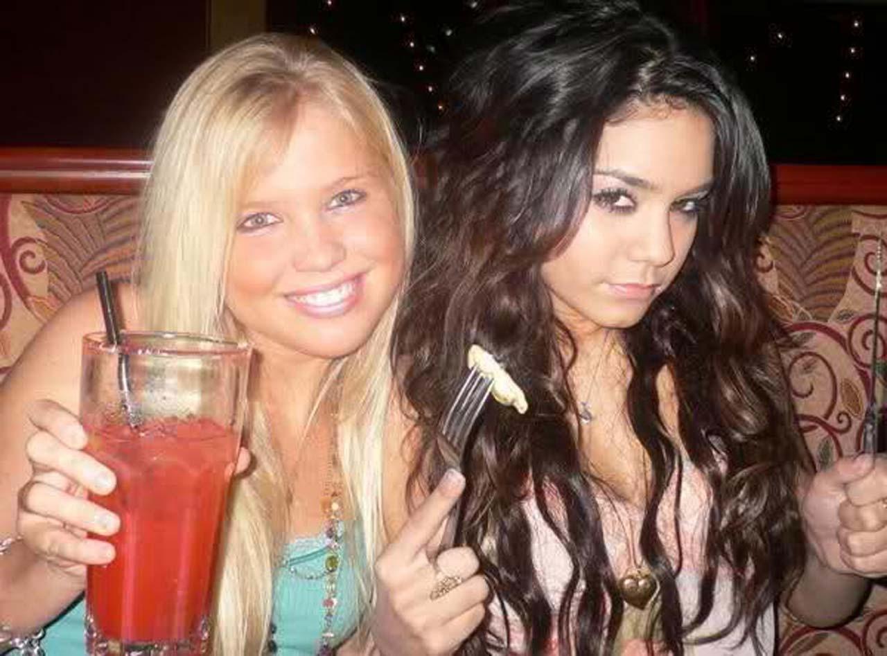 16P Vanessa Hudgens looking fucking hot and sexy on her new leaked photos