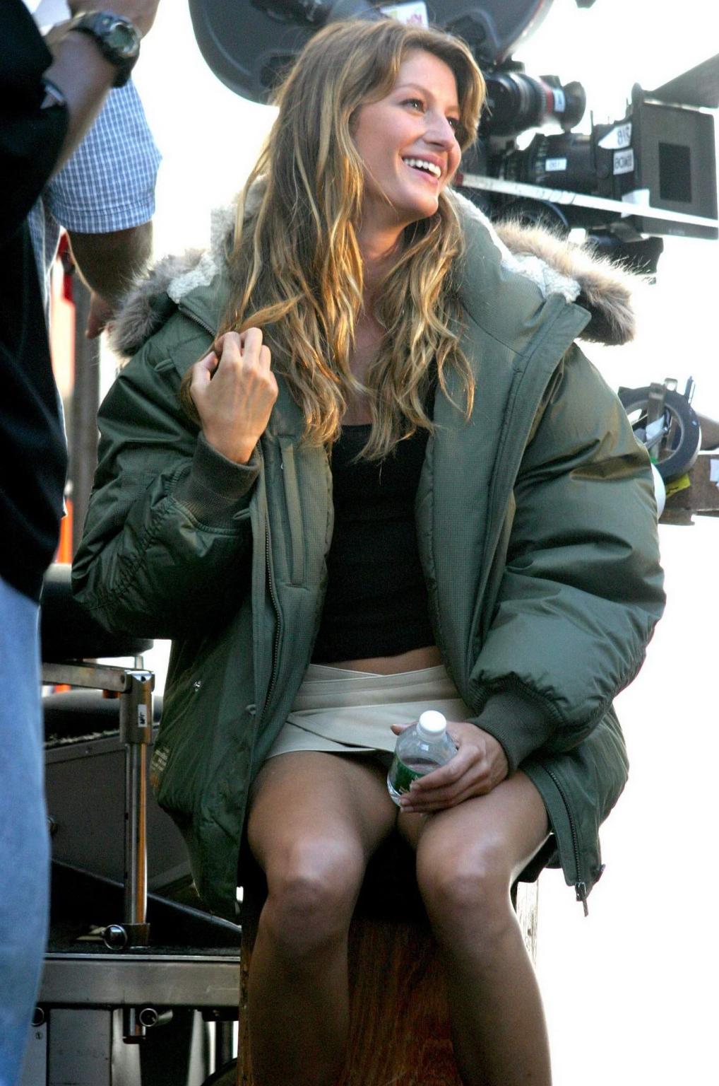 16P Gisele Bundchen upskirt while groping Jennifer Esposito on the set of Taxi