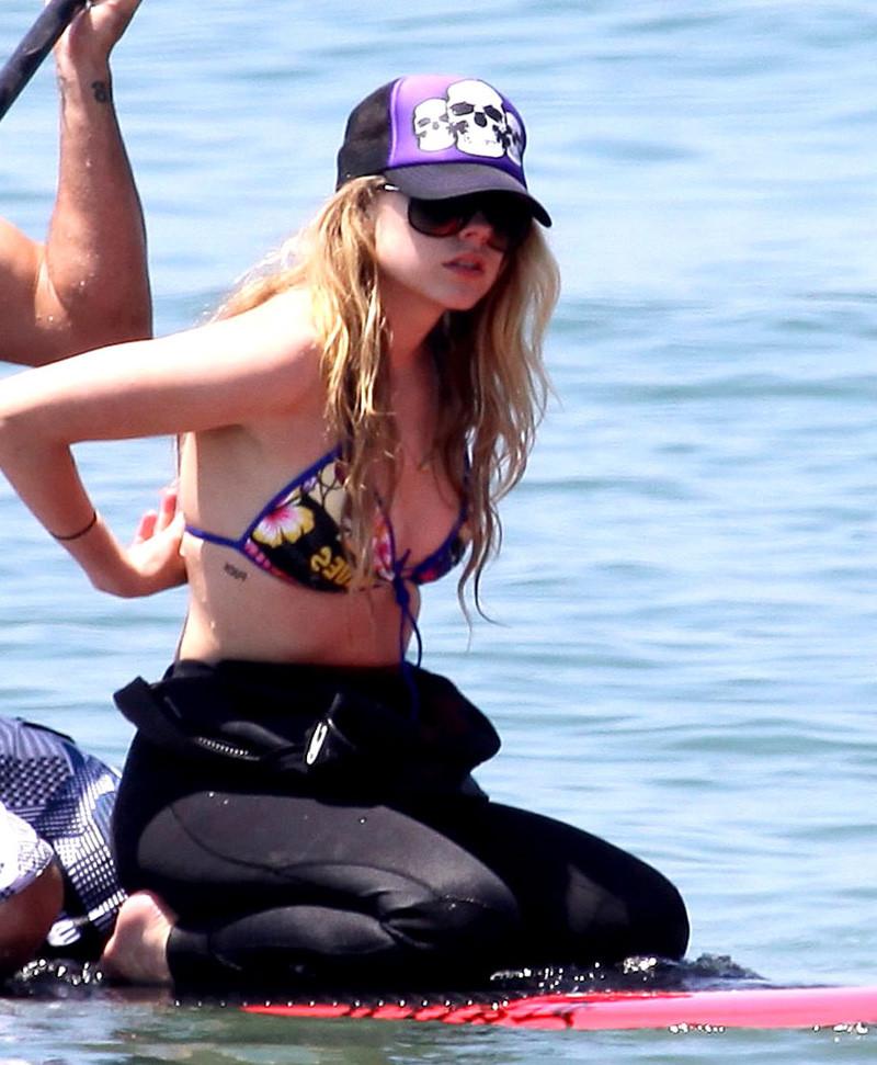 16P Avril Lavigne slipping her nipple on the beach