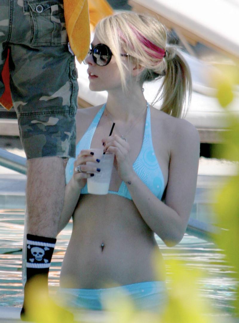 16P Avril Lavigne slipping her nipple on the beach