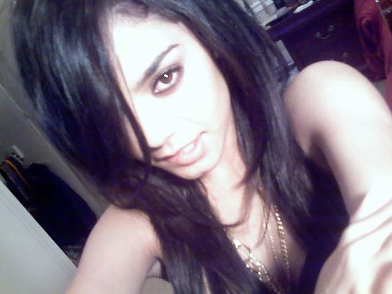 16P Vanessa Hudgens exposing sexy body and nice tits on leaked photos